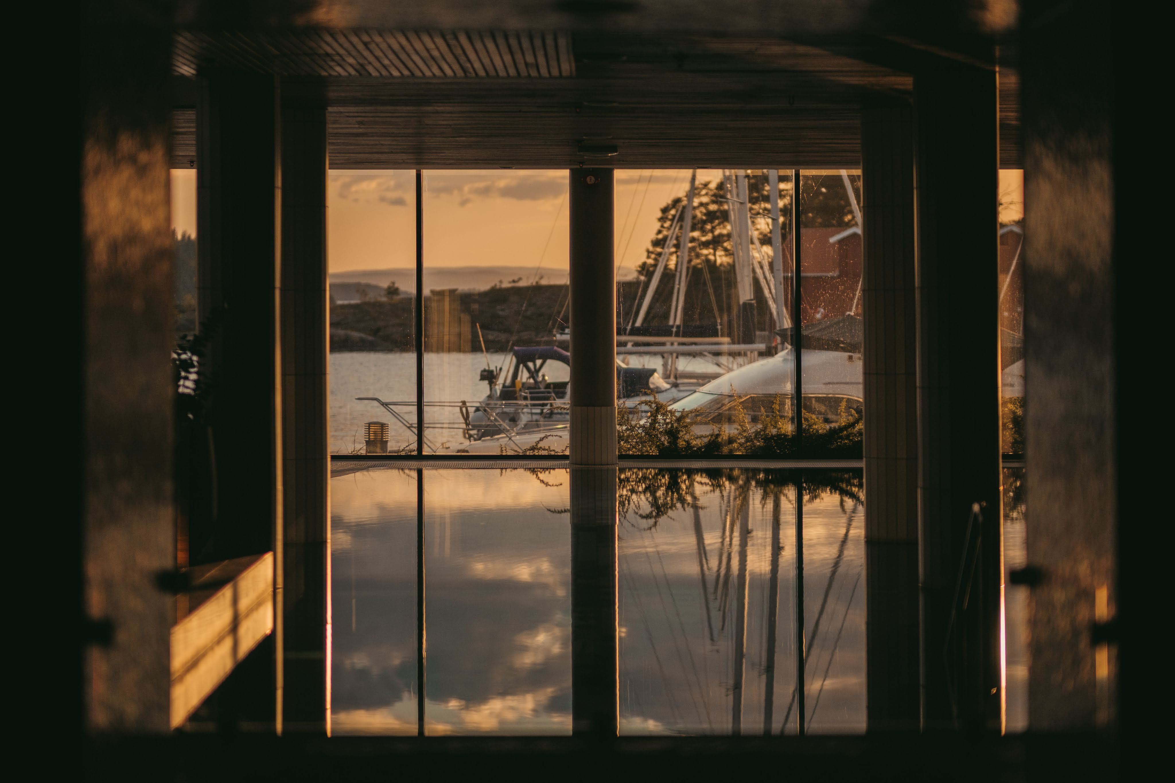 Son Spa basseng med utsikt mot fjord og seilbåter